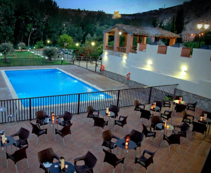 Foto de la terraza y zona de la piscina en Villa Apartamentos Berrocal