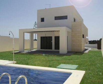 Foto del villa Conilizate dende se obeserva el lugar, su espacio exterior y parte de la piscina