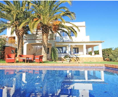 Foto de Villa sol con vista a la piscina en un día soleado, areas verdes y zona de descanso.