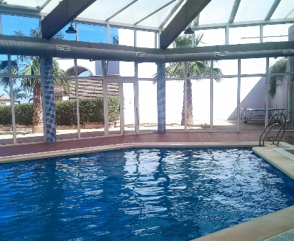Foto de la piscina cubierta con vistas exterior