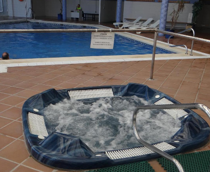 Foto de la bañera de hidromasaje y la piscina cubierta
