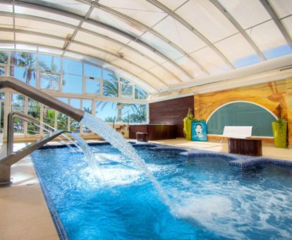 Foto de la piscina cubierta con chorros de agua en el spa