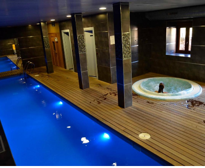 Foto de la piscina cubierta, bañera de hidromasaje y sauna del spa