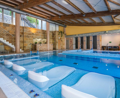 Foto de las piscinas con tumbonas de relajación del spa